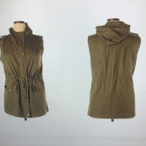 Zenana Outfitters vest size small.